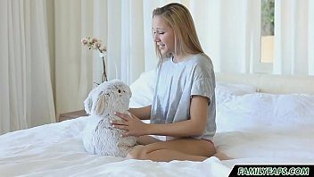 Adora sa intretina relatii intime romantice blondei cu sanii mici si cu pizda excitata