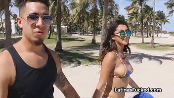 Dupa o plimbare pe plaja si dupa o baie in ocean aceasta bruneta ajunge acasa