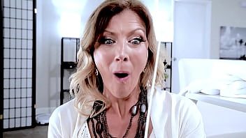 Femeie matura tatoasa si perversa care doreste sa fie fututa de un barbat de 18 ani