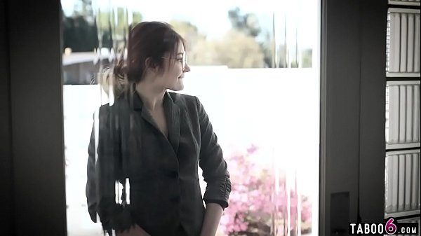 O ochelarista tanara vine acasa la vecinul ei pervers care stie sa o futa