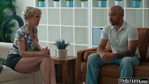 Barbat chelios excitat ajunge acasa la o femeie blonda cu sanii mari