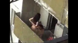 Este filmata de la blocul vecin cum face sex cu prietenul ei in balcon